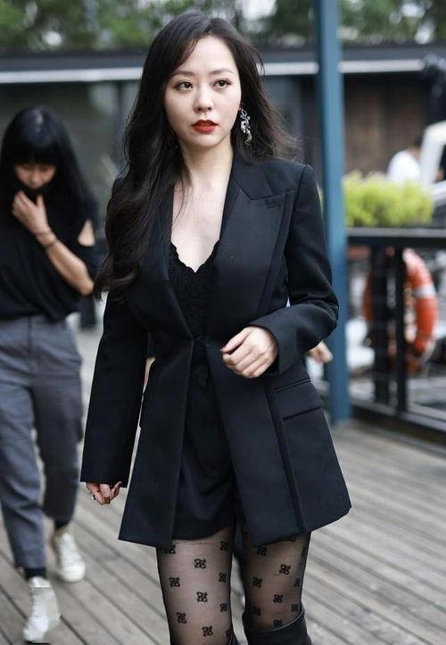 几个熟女秀丝袜,熟女风采尽显，性感魅力无法抗拒