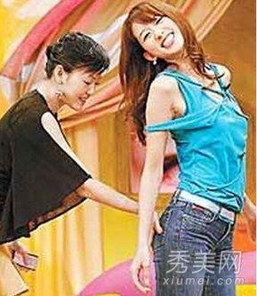 扒女生衣服摸咪咪视频,扒衣摸咪咪视频事件引发社会关注